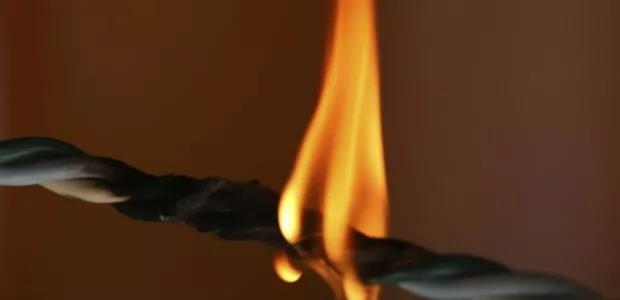 虽然含有卤化因素的电缆绝缘和护套具有更好的阻燃性，但在遇火后会释放具有毒性和侵蚀性的烟气