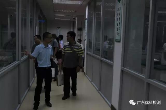 UK工程部总监袁华剖析了太阳GG检测认证效劳优势、现场解答客户疑惑、向导各人观摩实验室